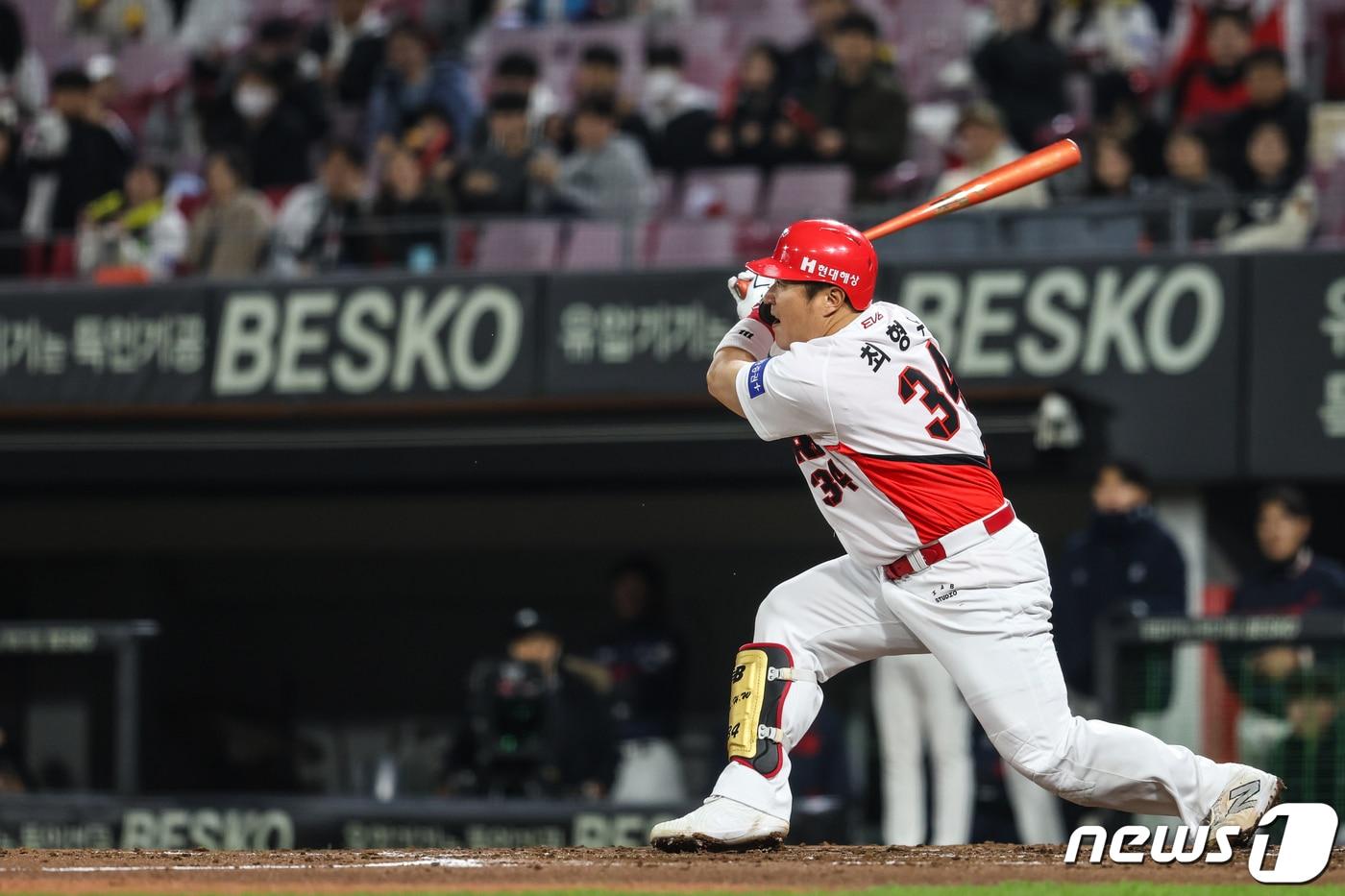 KIA 최형우가 27일 광주 기아 챔피언스필드에서 열린 롯데와의 경기에서 1회말 2사 2루에서 2점홈런을 터뜨린 뒤 타구를 바라보고 있다. &#40;KIA 제공&#41;