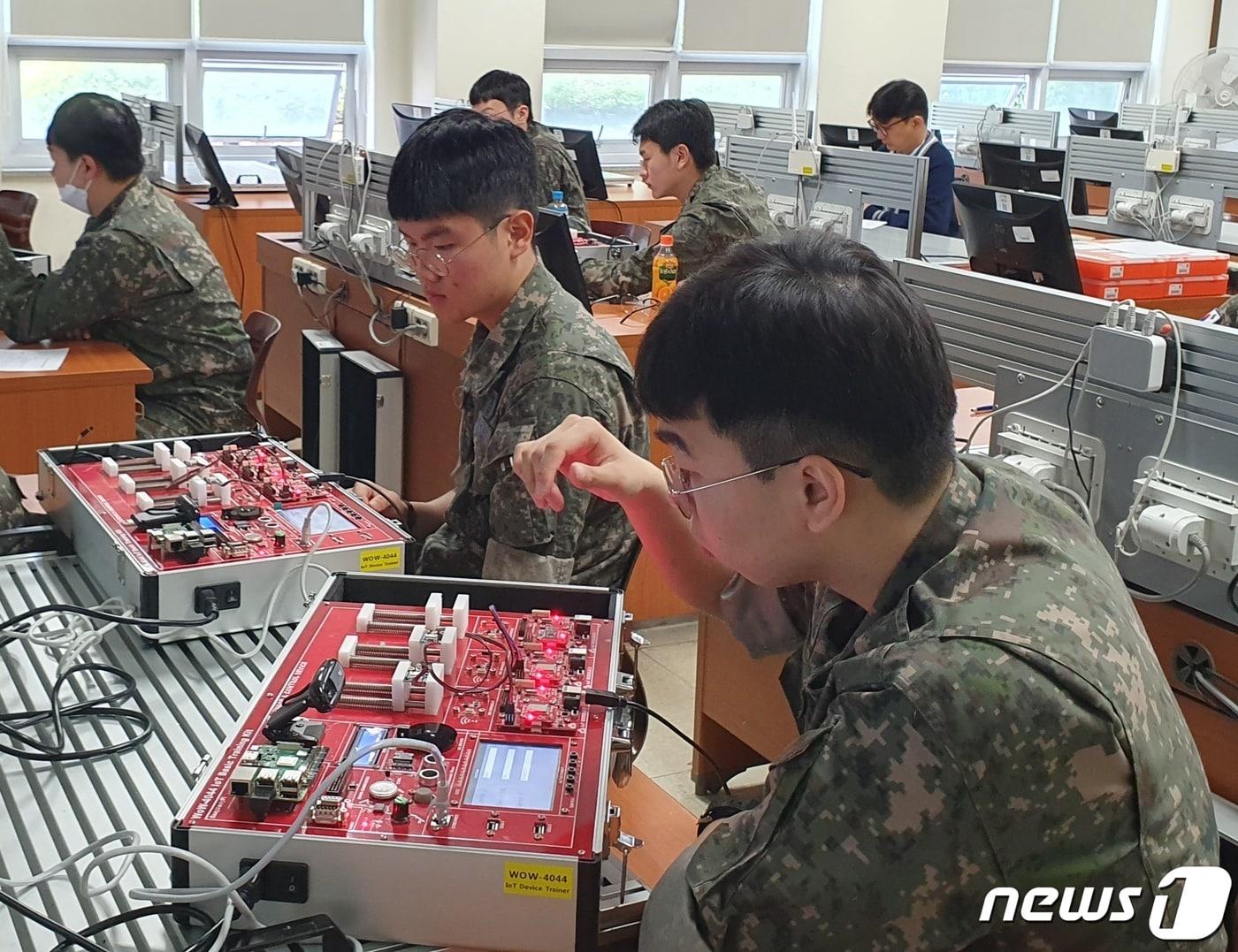 지난해 한국폴리테대학 성남캠퍼스에서 운영한 ‘기술직무 체험의 날’에 참여한 공군 제10전투비행단 소속 장병들. &#40;사진제공=폴리텍대학교&#41;