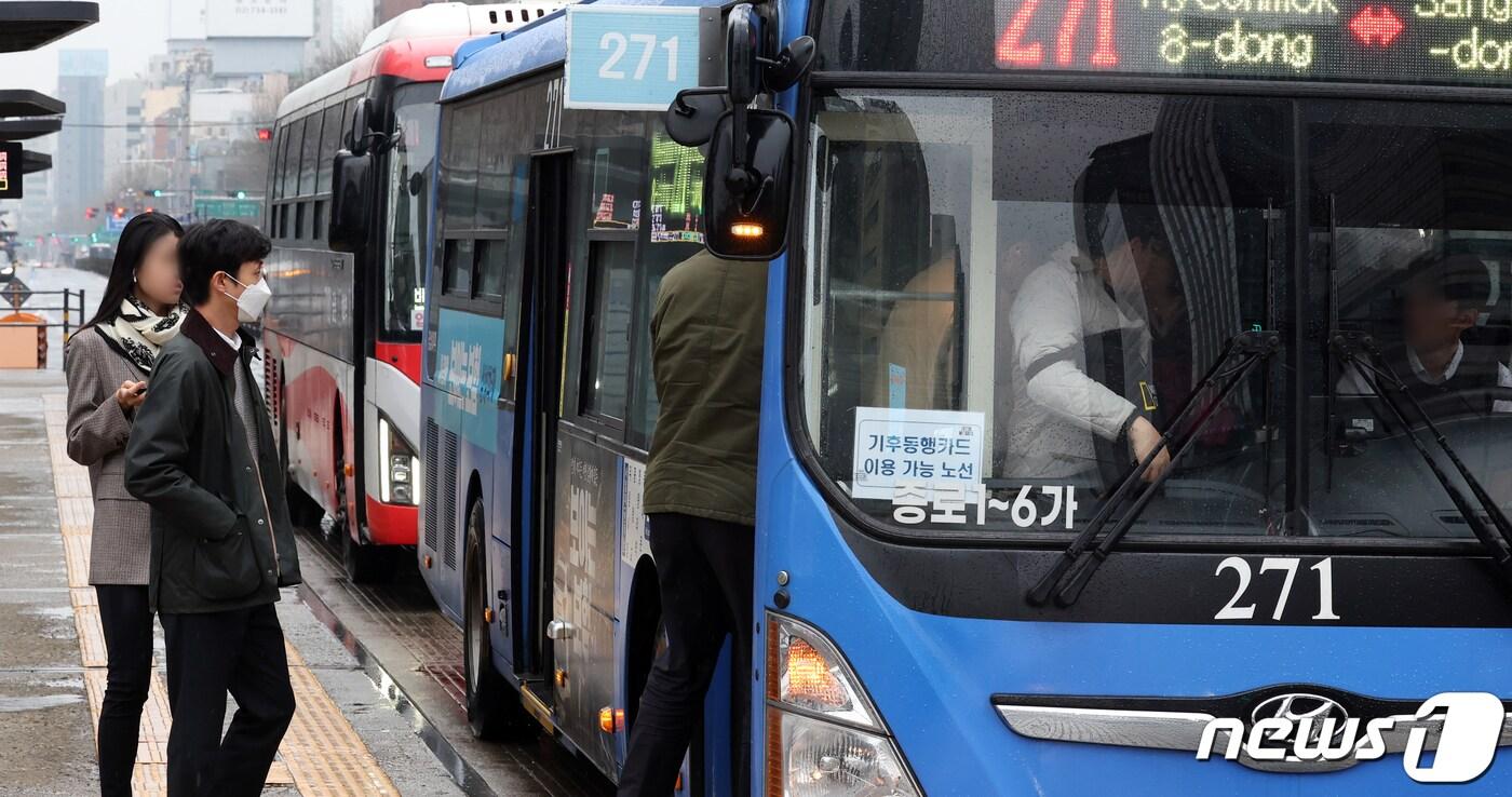 3월 28일 서울 광화문 네거리 버스 정류장에서 시민들이 버스에 탑승하고 있다. &#40;사진은 기사 내용과 무관함&#41;/뉴스1 ⓒ News1 김명섭 기자