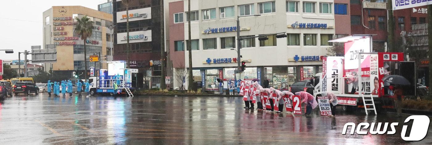 제22대 총선 공식 선거운동이 시작된 지난 3월28일 오전 제주 서귀포시 중앙로터리에서 위성곤 더불어민주당 후보와 고기철 국민의힘 후보가 각각 선거운동을 하고 있다. 2024.3.28/뉴스1 ⓒ News1 오현지 기자