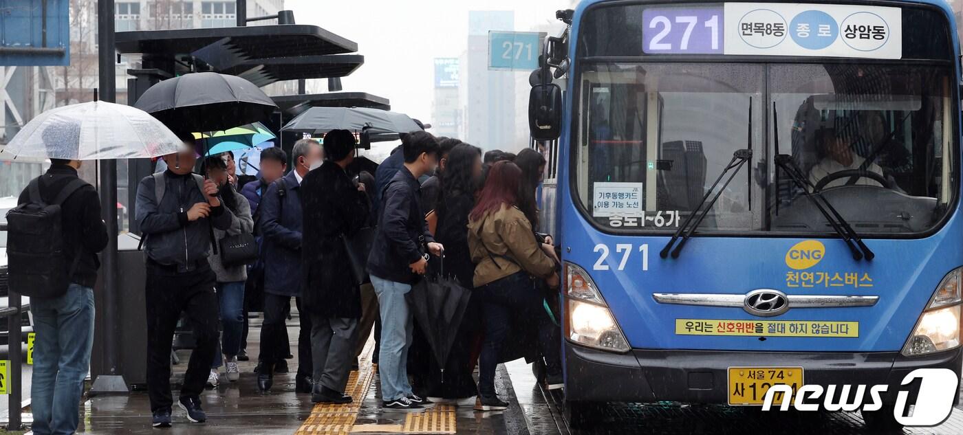 서울 시내버스가 파업한 28일 오전 서울 광화문 네거리 버스 정류장에서 시민들이 간간이 오는 버스에 탑승하고 있다. 2024.3.28/뉴스1 ⓒ News1 김명섭 기자