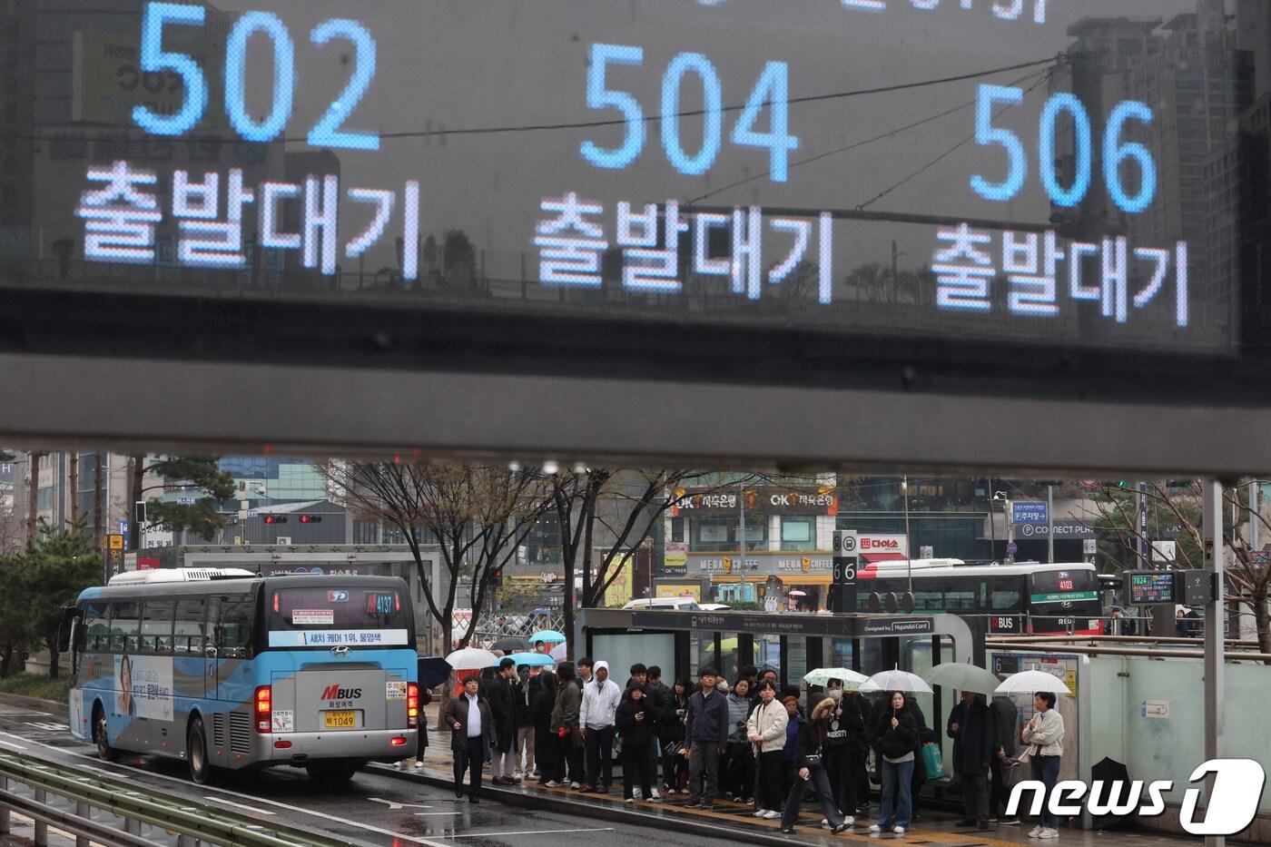 서울 시내버스 노조가 총파업에 돌입한 28일 오전 서울역 버스환승센터에서 시민들이 버스를 기다리고 있다. 서울 버스가 멈춰 선 것은 2012년 부분 파업 이후 12년 만이다. 2024.3.28/뉴스1 ⓒ News1 신웅수 기자