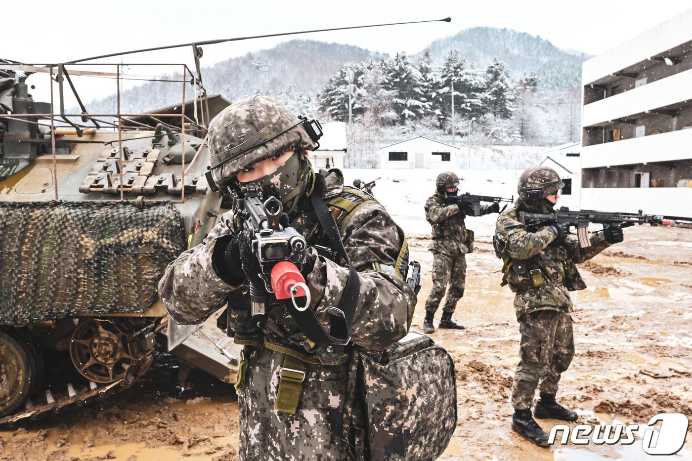 육군 제25보병사단 해룡여단은 지난 19일부터 10일간 강원도 인제 육군과학화전투훈련단에서 미국 해병대와 한미연합 과학화전투훈련&#40;KCTC&#41;을 실시했다고 28일 밝혔다. 해룡여단전투단 장병이 K200장갑차와 함께 훈련장으로 진입하고 있다. &#40;육군 제공&#41; 2024.3.28/뉴스1