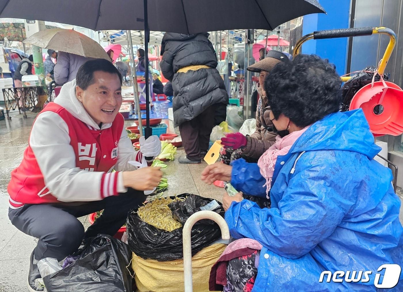 진주갑 국민의힘 박대출 후보가 28일 진주 중앙시장에서 상인과 인사를 나누고 있다. 2024.3.28 뉴스1/한송학기자