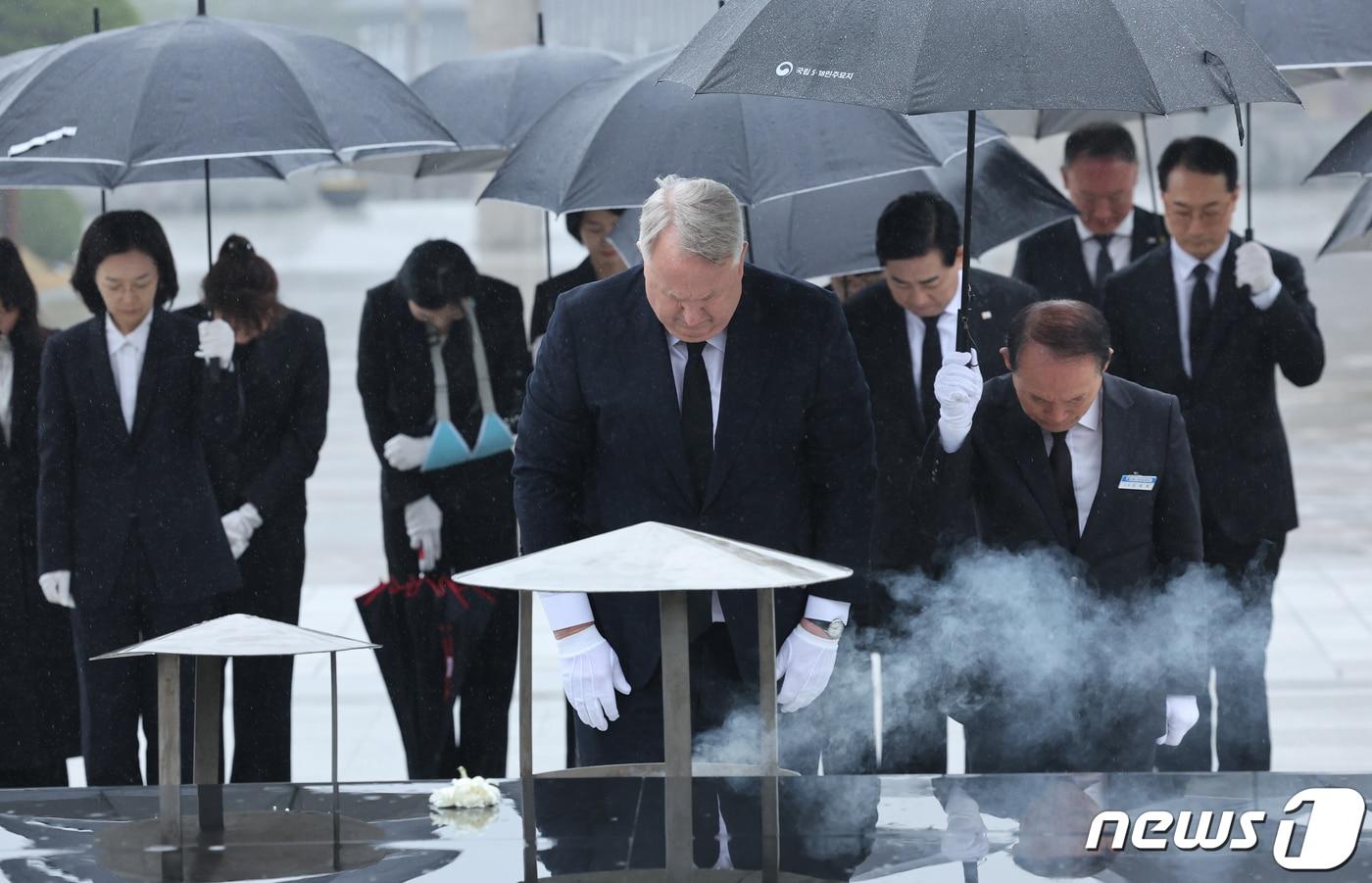 인요한 국민의미래 선대위원장이 28일 광주 북구 운정동 국립 5.18민주묘지에서 헌화 분향하고 있다.2024.3.28/뉴스1 ⓒ News1 김태성 기자