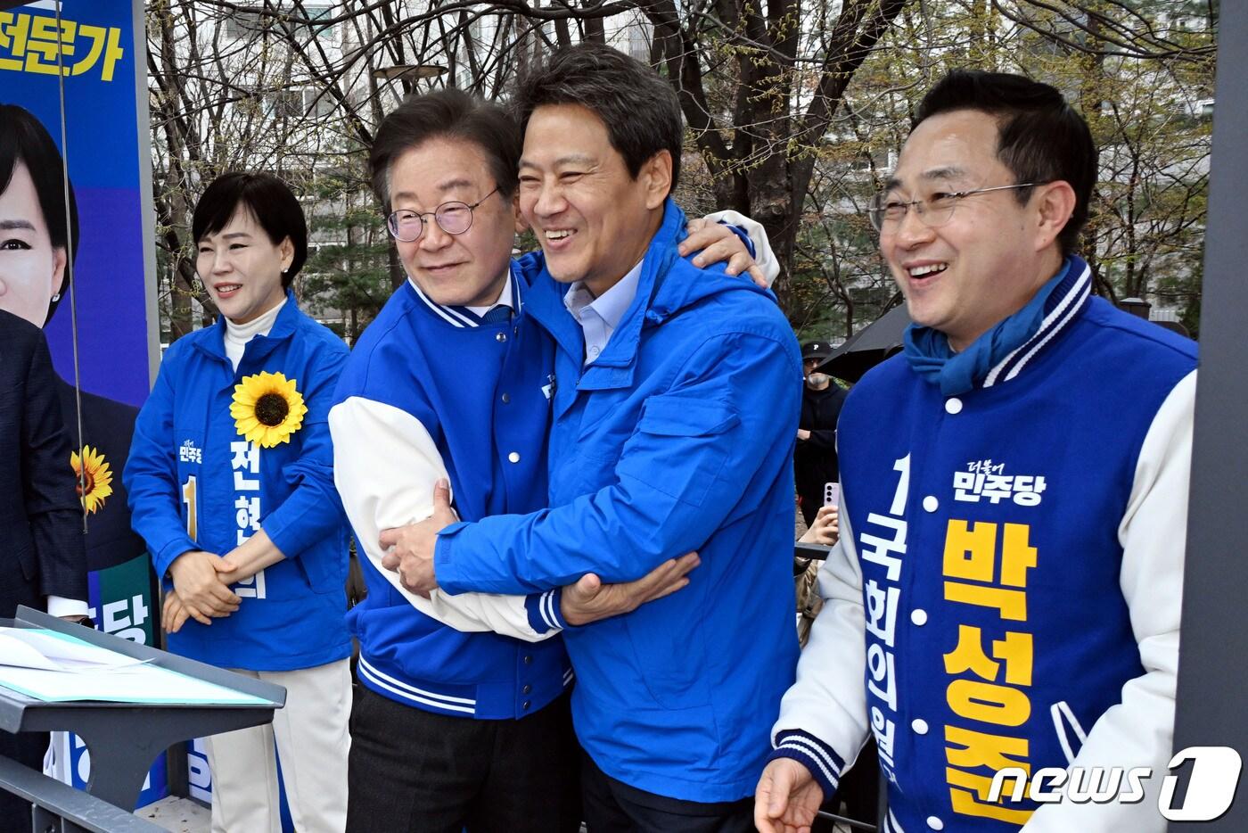 이재명 더불어민주당 대표와 임종석 전 대통령 비서실장이 28일 서울 성동구 왕십리역 광장에서 중구성동구 갑과 을에 각각 출마하는 전현희 후보와 박성준 후보 지원 유세를 위해 방문, 포옹을 하고 있다. &#40;공동취재&#41; 2024.3.28/뉴스1 ⓒ News1 임세영 기자