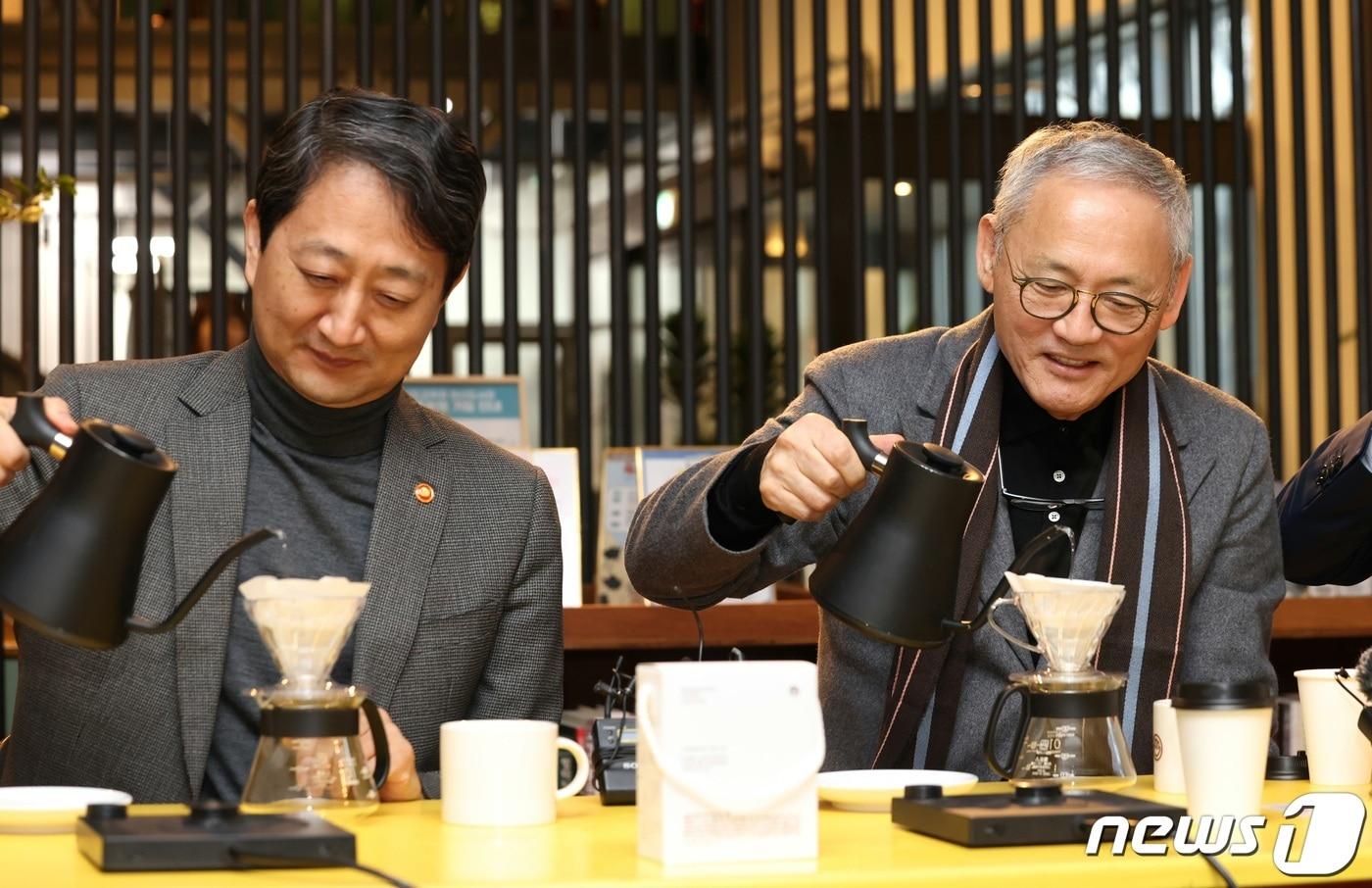 유인촌 문화체육관광부 장관과 안덕근 산업통상자원부 장관이 28일 경남 창원국가산업단지를 방문해 창원산단 내 창원복합문화센터에서 커피 추출 체험을 하고 있다. 문화체육관광부 제공.