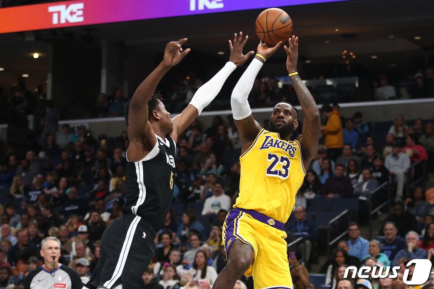 LA 레이커스의 르브론 제임스&#40;오른쪽&#41;가 28일&#40;한국시간&#41; 열린 2023-24 NBA 멤피스 그리즐리스전에서 트리플 더블을 달성했다. ⓒ 로이터=뉴스1