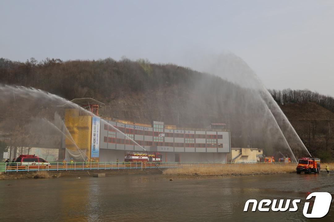 경기도소방재난본부가 &#39;봄철 산불에 효과적인 대응을 위한 유관기관 합동 진화 훈련&#39;을 진행하고 있다. &#40;경기도소방재난본부 제공&#41;