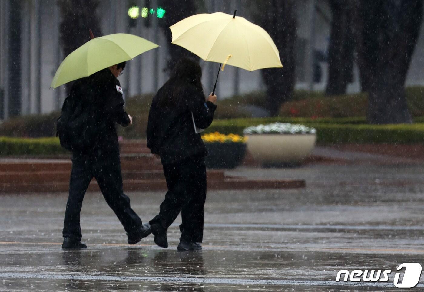 봄비가 내리는 28일 오후 부산 해운대구 벡스코 광장에서 우산을 쓴 시민들이 발걸음을 옮기고 있다. 2024.3.28/뉴스1 ⓒ News1 윤일지 기자