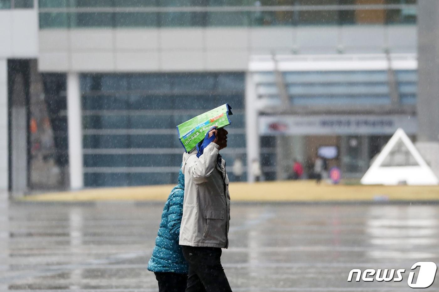 봄비가 내리는 28일 오후 부산 해운대구 벡스코 광장에서 한 시민이 가방으로 비를 피하고 있다. 2024.3.28/뉴스1 ⓒ News1 윤일지 기자&#40;사진은 기사 내용과 무관함&#41;