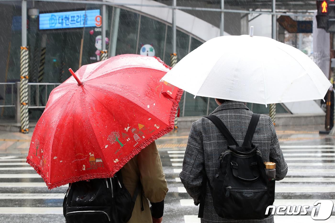 봄비가 요란하게 내리는 28일 오후 대구 도심 횡단보도에서 우산을 쓴 시민들이 보행자 신호를 기다리고 있다. 2024.3.28/뉴스1 ⓒ News1 공정식 기자