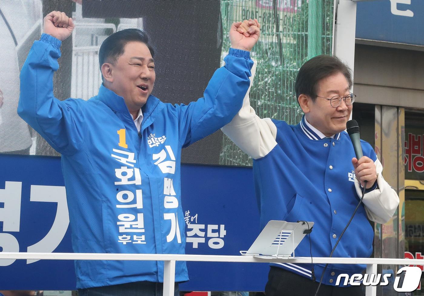 이재명 더불어민주당 대표가 공식 선거운동이 시작된 28일 오후 서울 동작구 성대로 인근에서 김병기 서울 동작갑 후보와 함께 지지를 호소하고 있다. 2024.3.28/뉴스1 ⓒ News1 임세영 기자