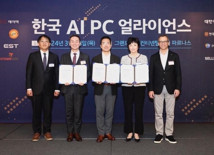 28일 국내 AI 기업의 글로벌 온디바이스 시장 진출을 목표로 &#39;한국 AI PC 얼라이언스&#39;&#40;K-APA&#41;가 출범했다. 왼쪽부터 조경원 중소벤처기업부 창업정책관, 지준경 폴라리스오피스 대표, 정상원 이스트소프트 대표, 권명숙 인텔코리아 대표, 데이브 구찌 인텔 글로벌 유통판매 총괄 부사장&#40;이스트소프트 제공&#41;