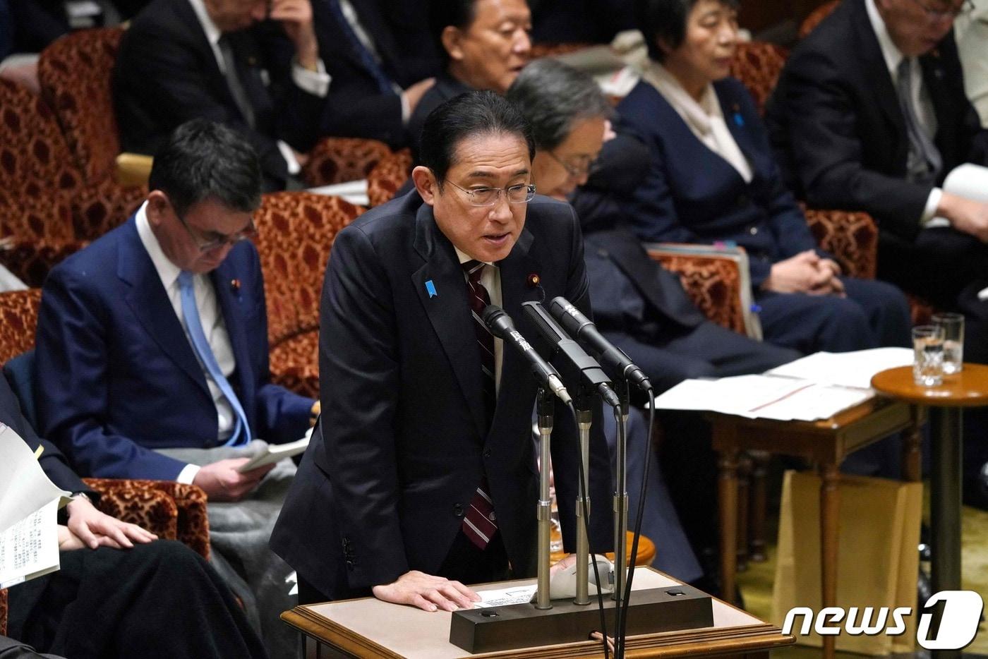 기시다 후미오 일본 총리가 28일 참의원&#40;상원&#41; 예산위원회 회의에 출석해 의원 질의에 답변하고 있다. 이날 후미오 총리는 붉은 누룩 건강기능식품에 의한 신장질환 의심사례에 대해 원인 규명과 재발 방지 대책을 약속했다. 2024.3.28. ⓒ AFP=뉴스1 ⓒ News1 김성식 기자