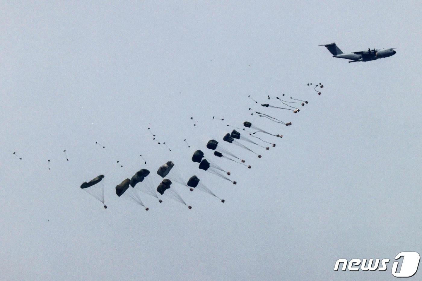 가자지구 남부에서 27일&#40;현지시간&#41; 군용기가 낙하산에 매단 구호품을 투하하고 있다. 2024.3.27. ⓒ AFP=뉴스1 ⓒ News1 김성식 기자