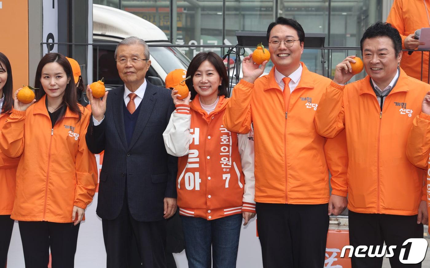 개혁신당 김종인 공관위원장과 천하람 선대위원장, 허은아 후보 등이 28일 서울 영등포구 영등포역 광장에서 중앙당 선대위 출정식 중 한라봉을 들고 기념촬영을 하고 있다. 2024.3.28/뉴스1 ⓒ News1 송원영 기자