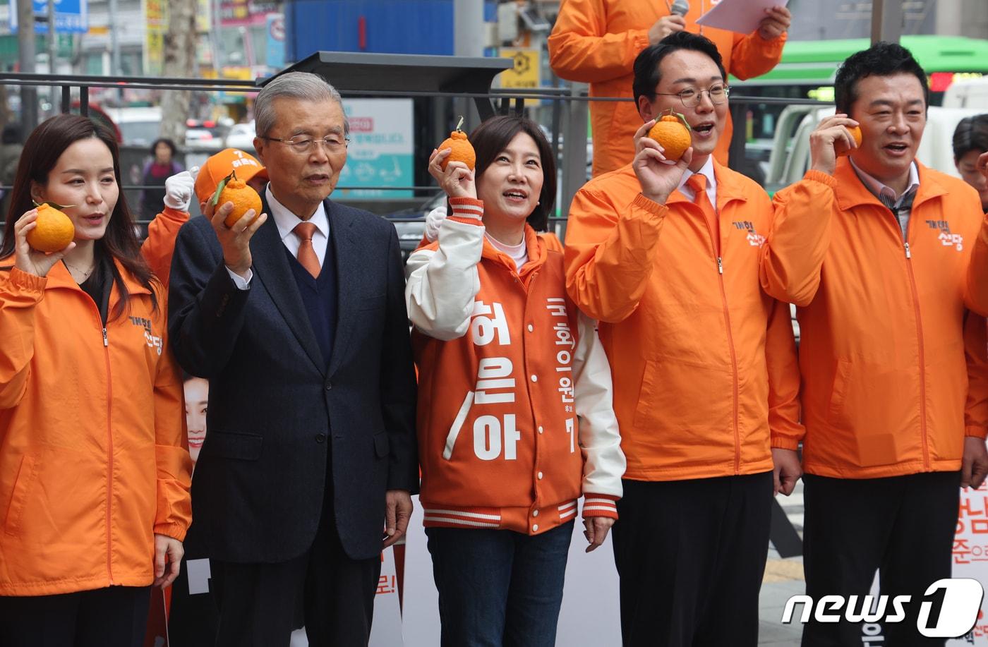 개혁신당 김종인 공관위원장과 천하람 선대위원장, 허은아 후보 등이 28일 서울 영등포구 영등포역 광장에서 중앙당 선대위 출정식 중 한라봉을 들고 기념촬영을 하고 있다. 2024.3.28/뉴스1 ⓒ News1 송원영 기자