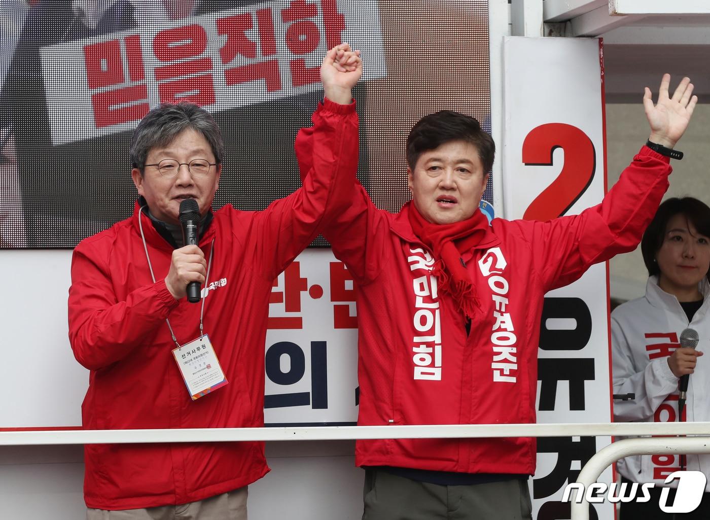 유승민 전 국민의힘 의원이 28일 오후 경기 화성시 동탄북광장에서 열린 &#39;경기 화성정 유경준 국민의힘 후보 출정식&#39;에서 유 후보의 지지를 호소하고 있다. 2024.3.28/뉴스1 ⓒ News1 김영운 기자