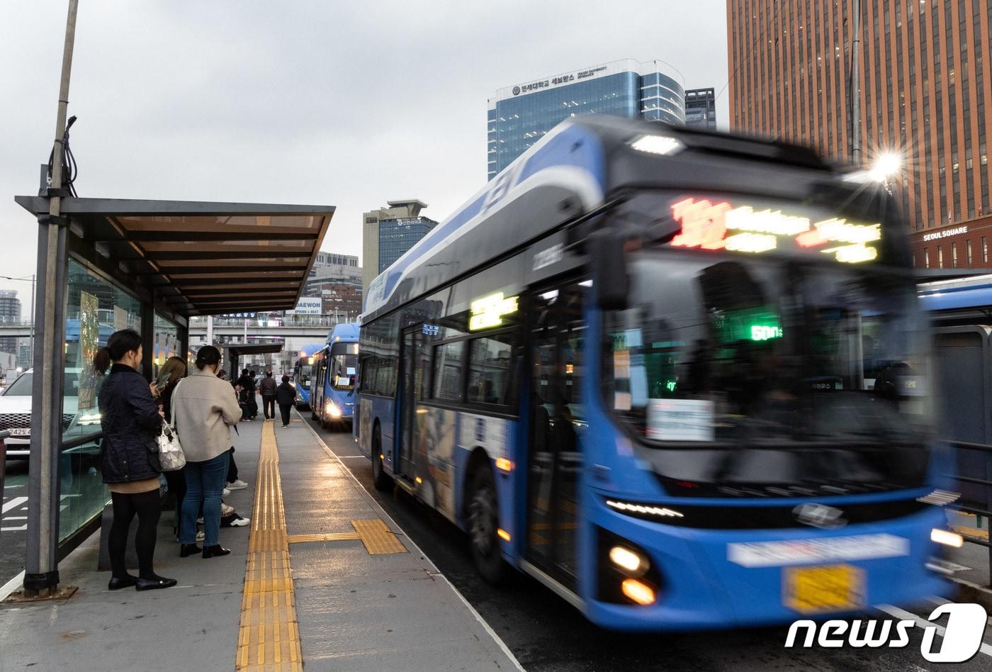 총파업에 나섰던 서울 시내버스가 노사간 극적 타결로 파업을 철회한 28일 오후 서울시 용산구 서울역 버스환승센터에서 퇴근길 시민들이 버스를 기다리고 있다. 2024.3.28/뉴스1 ⓒ News1 이재명 기자