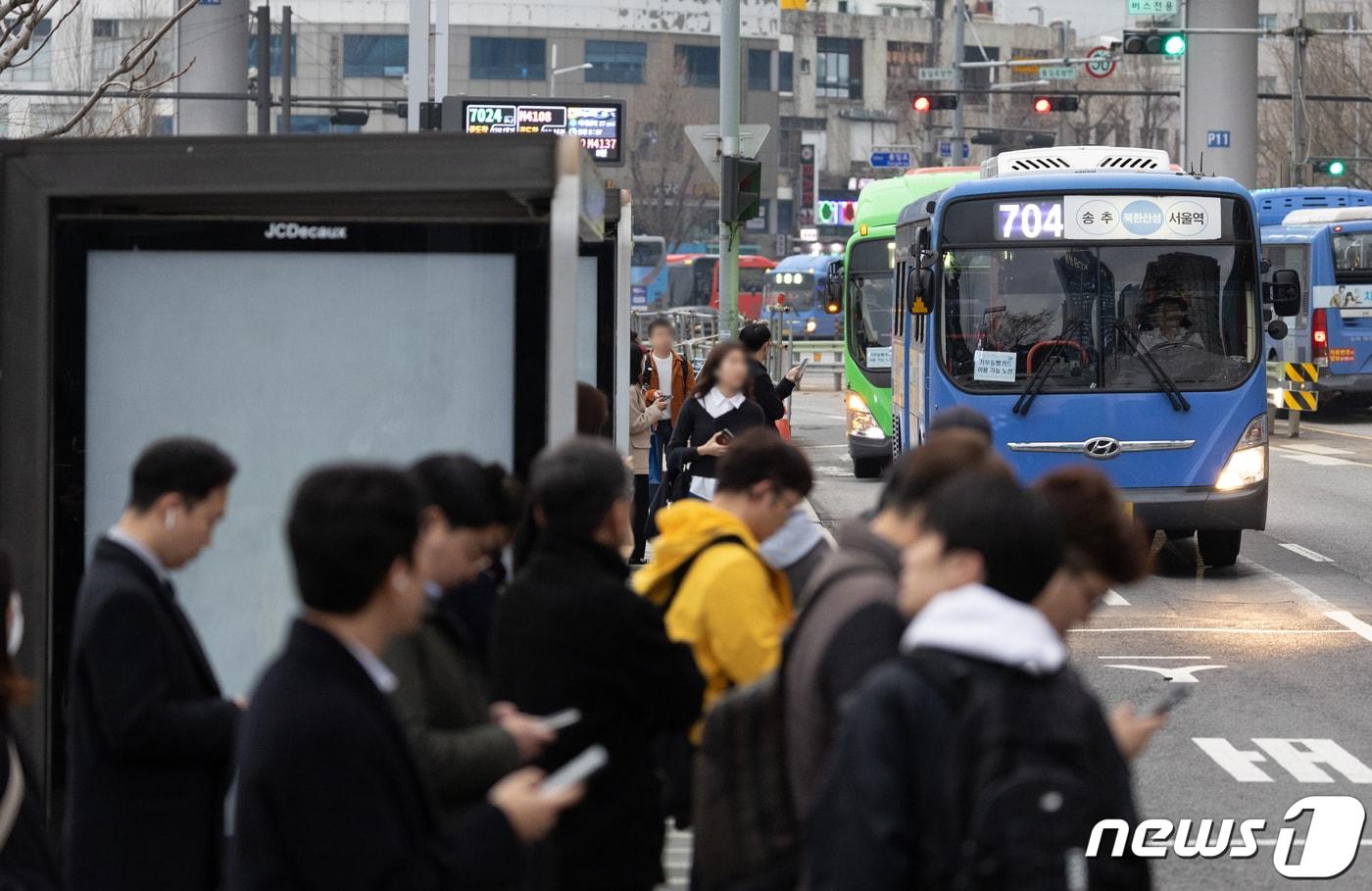 서울시 용산구 서울역 버스환승센터에서 시민들이 버스를 기다리고 있다. &#40;사진은 기사 내용과 무관함&#41;/뉴스1 ⓒ News1 이재명 기자