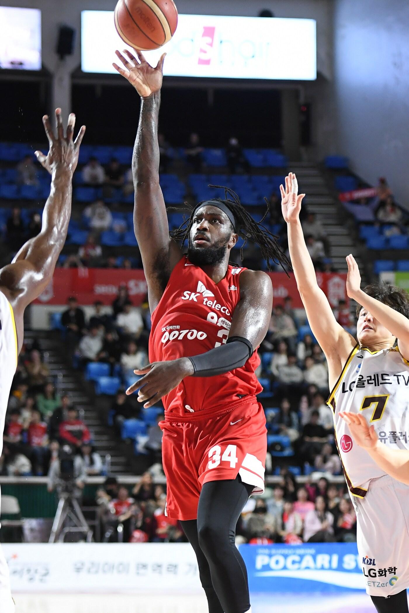 서울 SK가 28일 열린 2023-24 프로농구 홈 경기에서 창원 LG를 꺾고 4위를 확정했다. &#40;KBL 제공&#41;