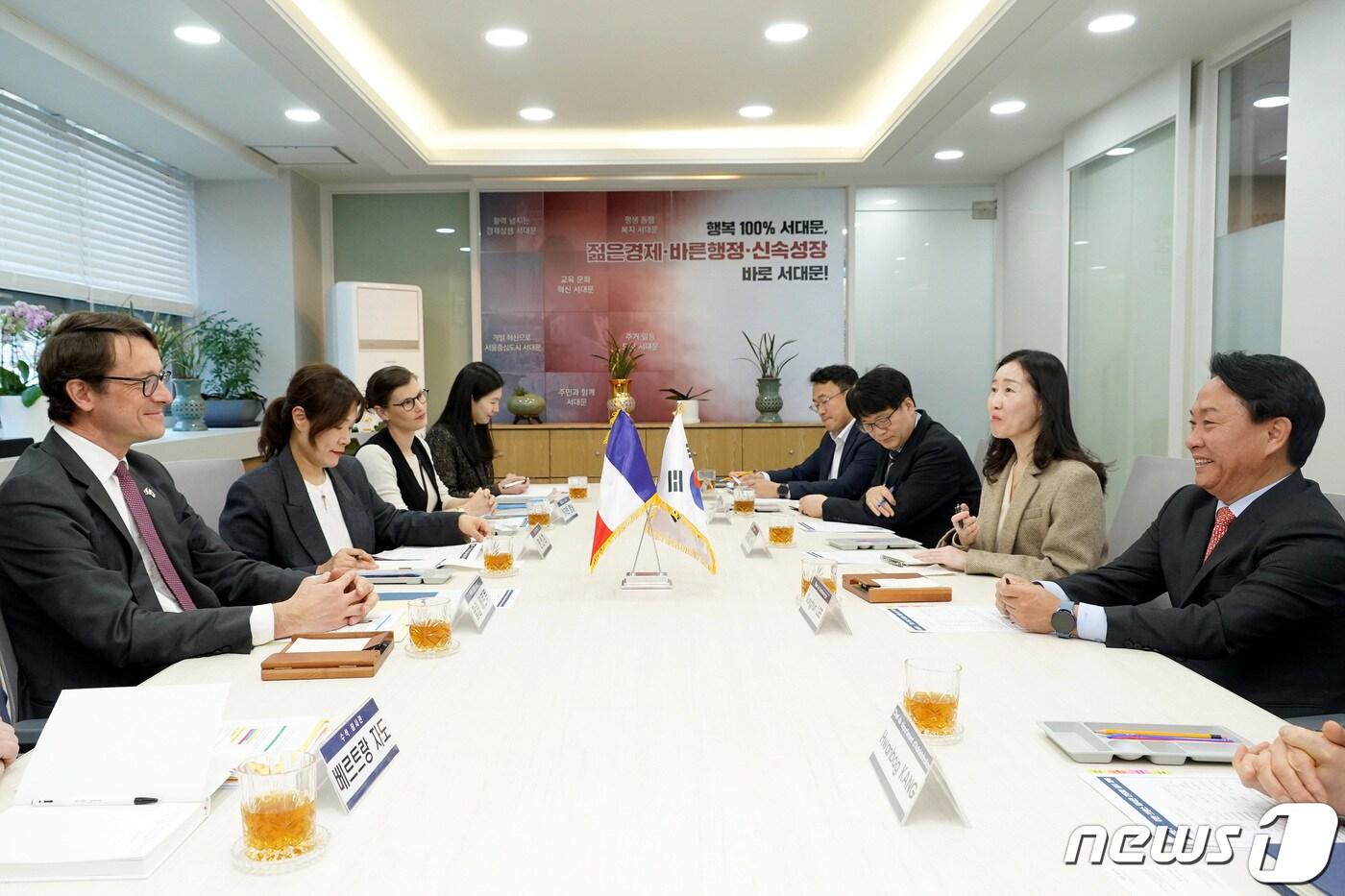 서울 서대문구가 주한 프랑스 대사관과 교류 협력 강화를 위한 실무회의를 진행하고 있다.&#40;서대문구청 제공&#41; 