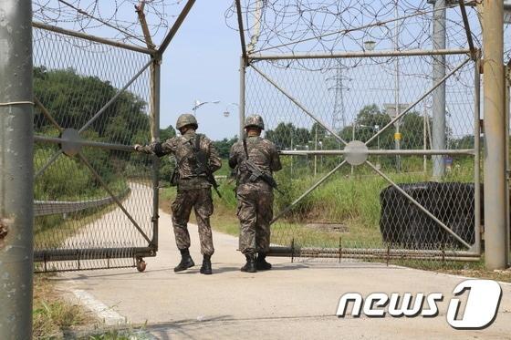 파주 DMZ 평화의길이 처음 개방된 지난 2019년 군 장병들이 철거 GP로 향하는 통문을 개방하고 있다. ⓒ 뉴스1 박대준 기자