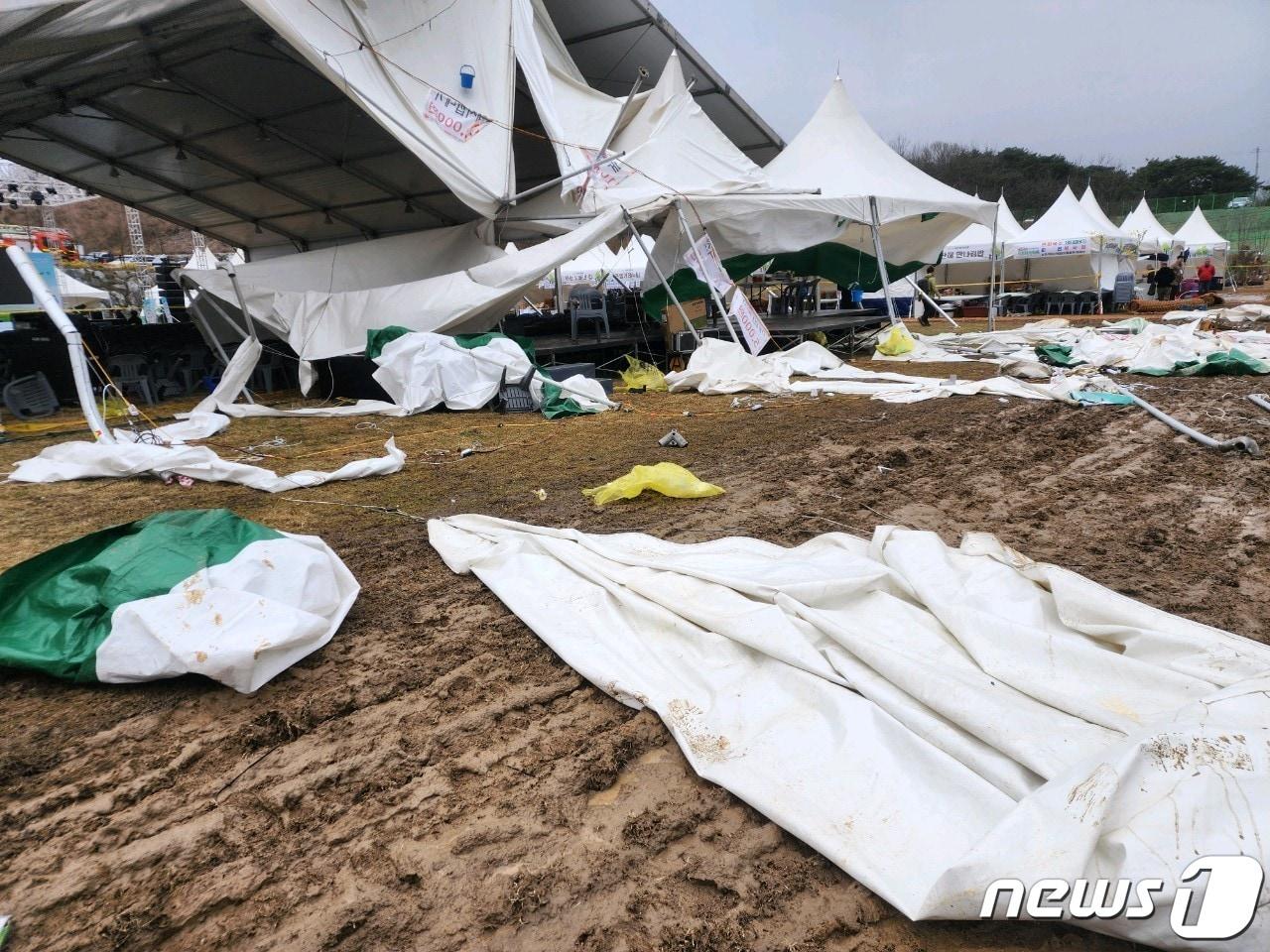 29일 오전 11시 40분쯤 옥천묘목축제장 일대에 돌풍이 불어 설치한 천막이 쓰러지면서 방문객 4명이 경상을 입었다. &#40;옥천소방서 제공&#41; /뉴스1