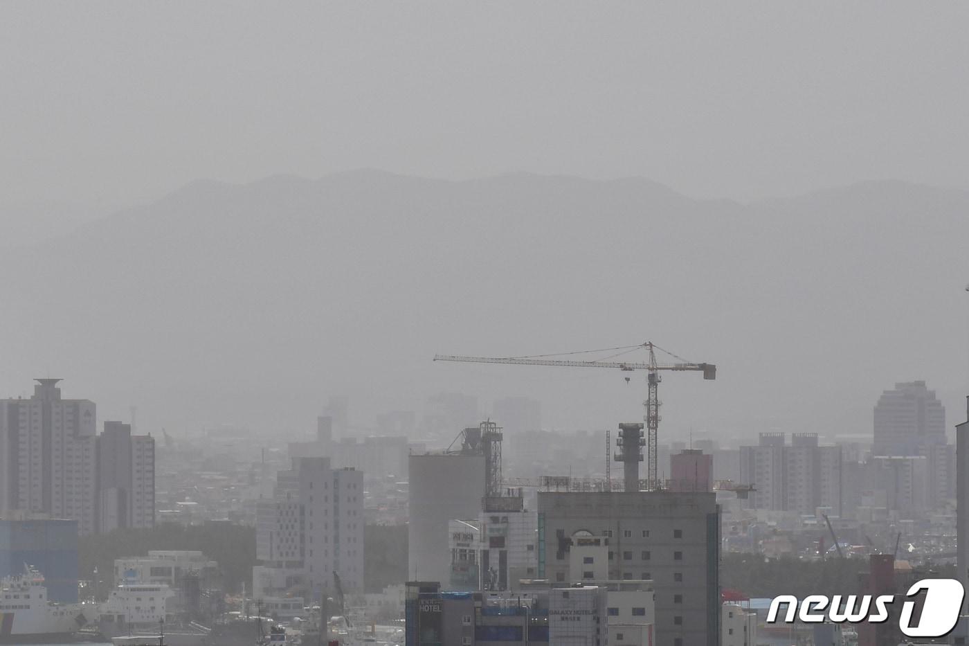 중국발 황사가 유입된 29일 경북 포항시 전역이 누런색 먼지에 뒤덮여 있다. 이날 포항지역 미세먼지 농도는 194㎍/m&sup3;로 매우나쁨 수준이다. 2024.3.29/뉴스1 ⓒ News1 최창호 기자