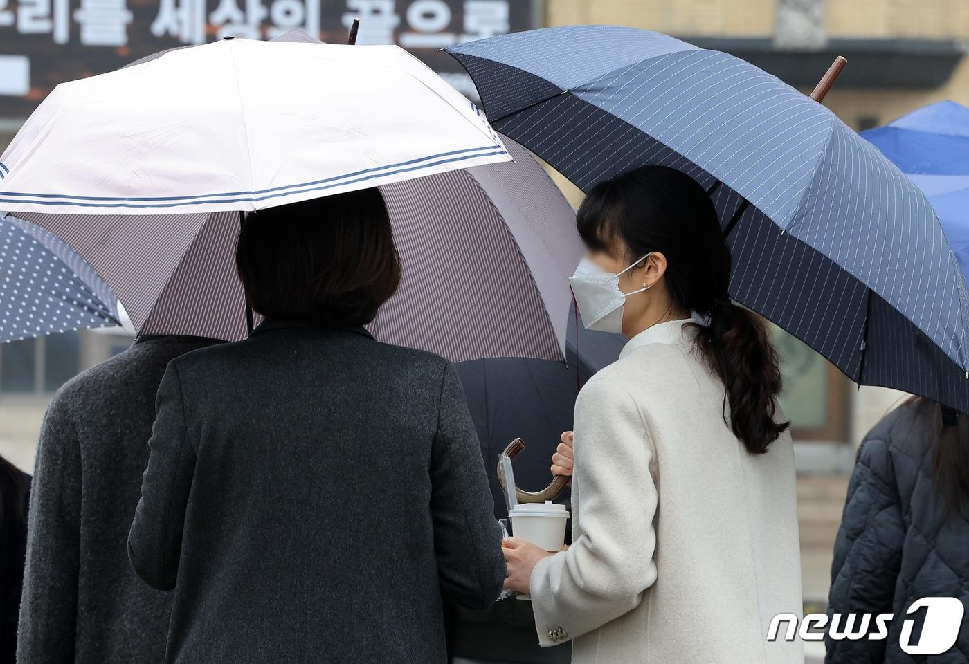 서울 종로구 종로구 광화문 네거리에서 우산과 마스크를 착용한 시민들이 발걸음을 옮기고 있다. 2024.3.29/뉴스1 ⓒ News1 김진환 기자