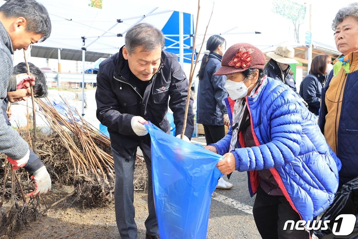 29일 전춘성 전북자치도 진안군수가 고원시장에서 나무를 나눠주고 있다.&#40;진안군제공&#41;2024.3.28/뉴스1