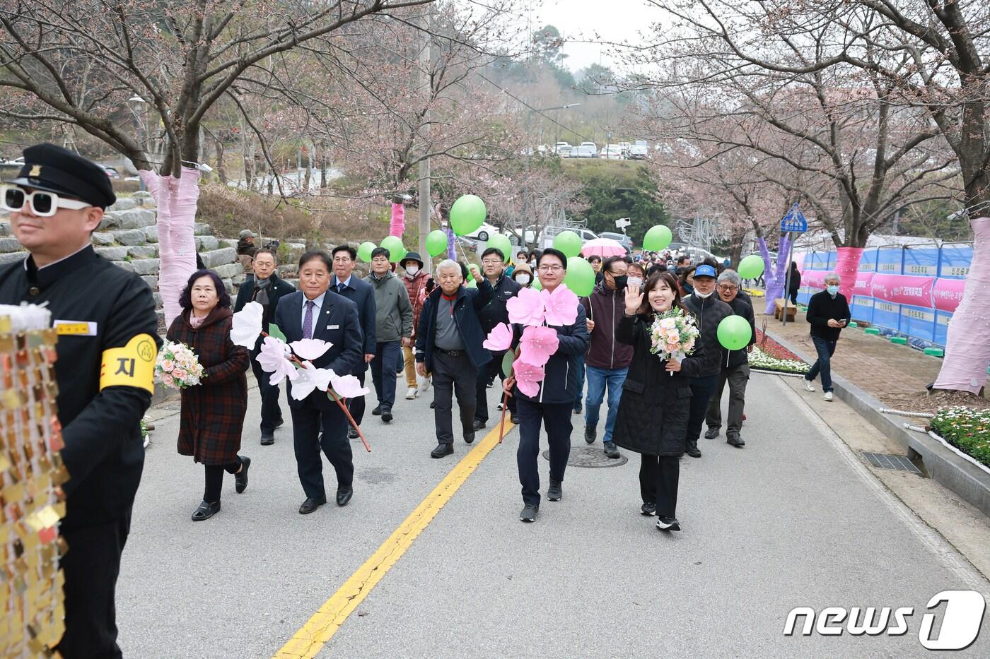 제2회 고창 벚꽃축제가 29일 개막됐다. 심덕섭 군수와 임정호 의장이 벚꽃터널을 걸으며 개막을 알리고 있다.&#40;고창군 제공&#41;2024.3.29/뉴스1 