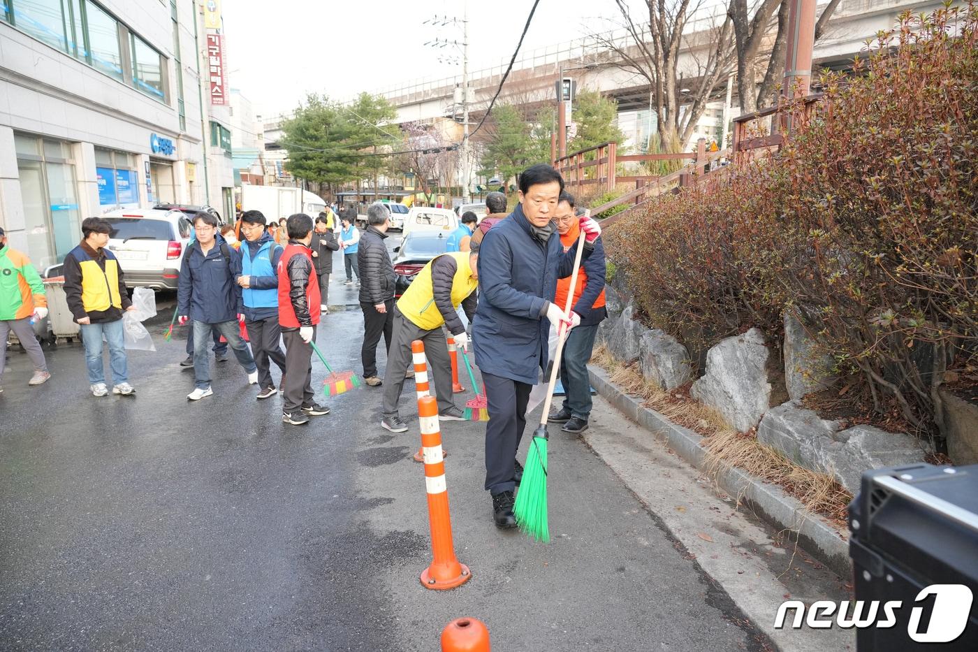 이승로 성북구청장이 대청소에 참여한 모습. &#40;성북구 제공&#41;ⓒ 뉴스1