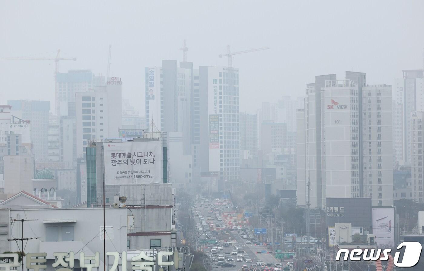 지난 달 29일 중국발 황사의 영향을 받아 미세먼지의 농도는 &#39;나쁨&#39; 수준을 보인 광주 서구 하늘위로 희뿌연 먼지가 가득하다. ⓒ News1 김태성 기자