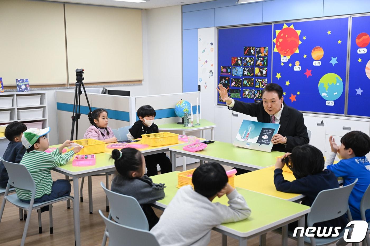 윤석열 대통령이 29일 경기도 화성시 아인초등학교에서 열린 늘봄학교 초1 맞춤형 프로그램에 참여해 누리호 발사와 관련한 특강을 하고 있다. &#40;대통령실 제공&#41; 2024.3.29/뉴스1 ⓒ News1 오대일 기자