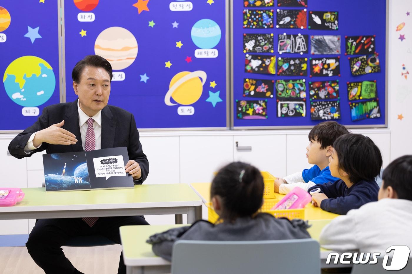 윤석열 대통령이 지난 3월29일 경기도 화성시 아인초등학교에서 열린 늘봄학교 초1 맞춤형 프로그램에 참여해 누리호 발사와 관련한 특강을 하고 있다. &#40;대통령실 제공&#41; 2024.3.29/뉴스1 ⓒ News1 오대일 기자