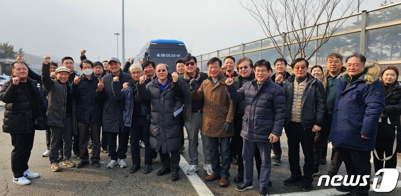 광주시의사회가 3일 오후 서울 여의도에서 열리는 &#39;전국 의사 총궐기대회&#39;에 참여하기 위해 상경하고 있다.&#40;광주시의사회 제공&#41;2024.3.3./뉴스1