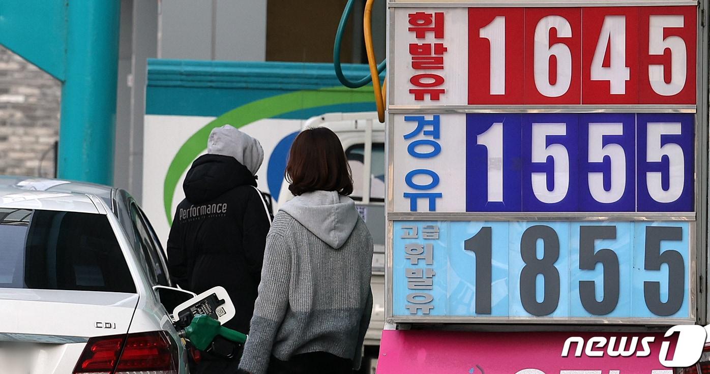 3일 서울 시내 주유소에 휘발유·경유 가격이 표시돼 있는 모습. 2024.3.3/뉴스1 ⓒ News1 김진환 기자