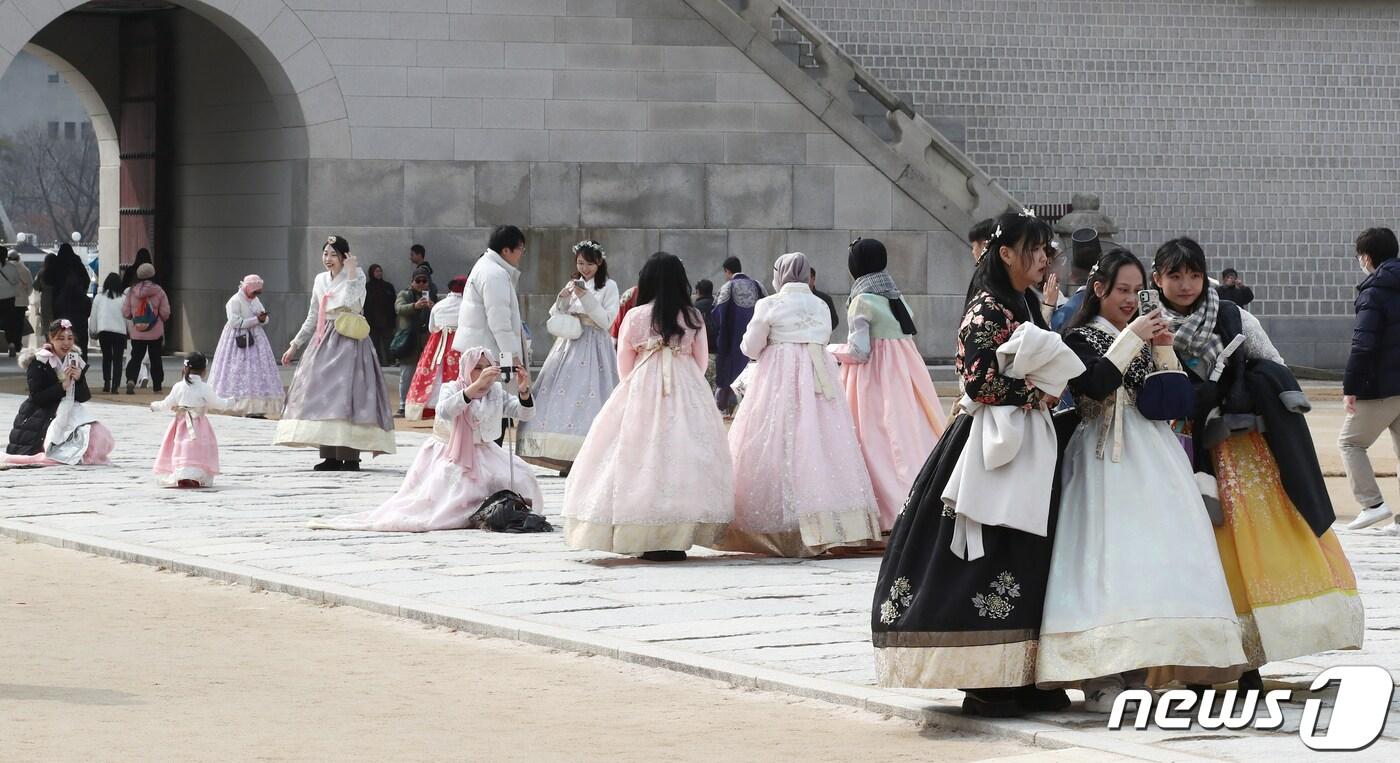 꽃샘추위가 누그러진 3일 서울 종로구 경복궁을 찾은 관광객들이 기념촬영을 하며 즐거운 시간을 보내고 있다. 2024.3.3/뉴스1 ⓒ News1 이광호 기자