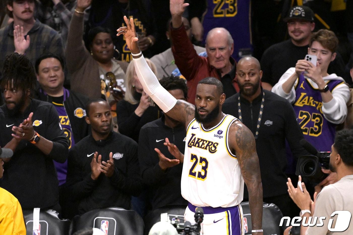 &#39;킹&#39; 르브론 제임스가 3일&#40;한국시간&#41; 열린 2023-24 NBA 덴버 너기츠전에서 정규리그 통산 4만 득점을 달성했다. ⓒ 로이터=뉴스1