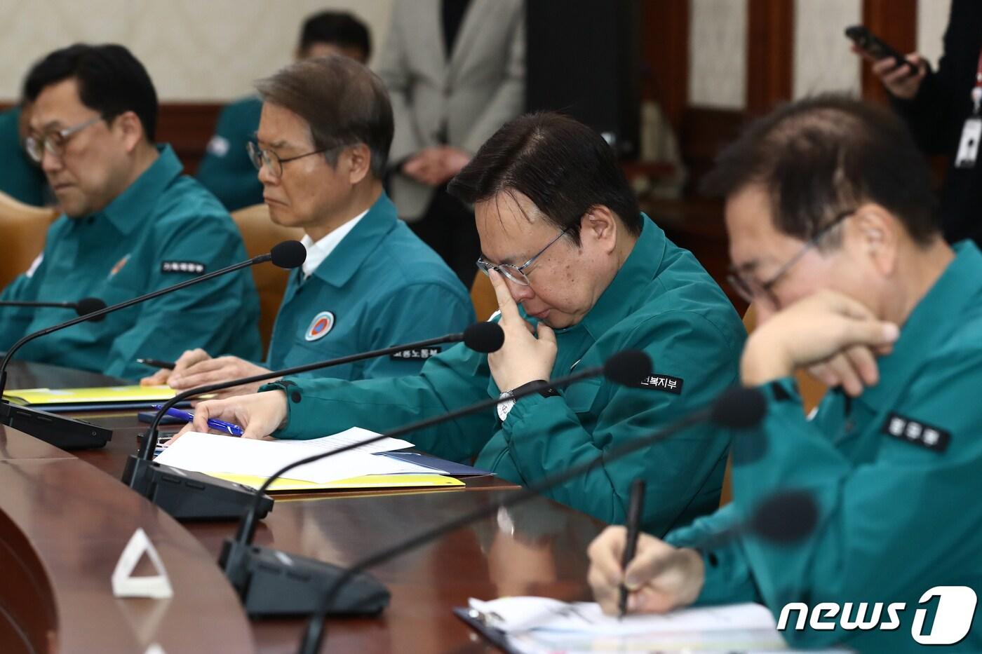 조규홍 보건복지부장관이 3일 오후 서울 종로구 정부서울청사에서 열린 의사 집단행동 대응 중앙재난안전대책본부 회의에 참석해 한덕수 총리의 모두발언을 들으며 생각에 잠겨있다. 2024.3.3/뉴스1 ⓒ News1 이광호 기자