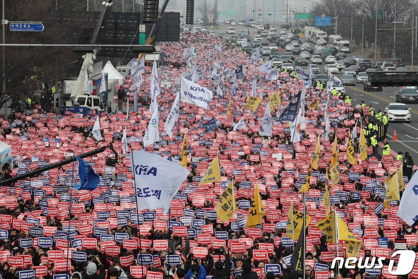 3일 서울 영등포구 여의대로에서 열린 &#39;의대정원 증원 및 필수의료 패키지 저지를 위한 전국 의사 총궐기 대회&#39;에서 참석자들이 구호를 외치고 있다. 2024.3.3/뉴스1 ⓒ News1 유승관 기자