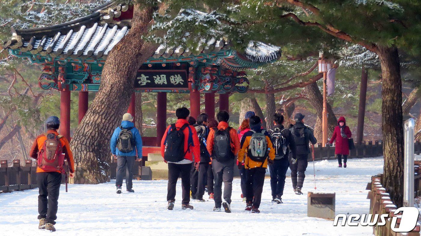 &#39;3월의 눈&#39;이 내린 3일 오전 충북 제천 모산동 의림지 제방길. 등산복 차림의 관광객들이 설경을 만끽하며 제방길을 따라 걷고 있다2024.03.03.ⓒ 뉴스1 이대현 기자