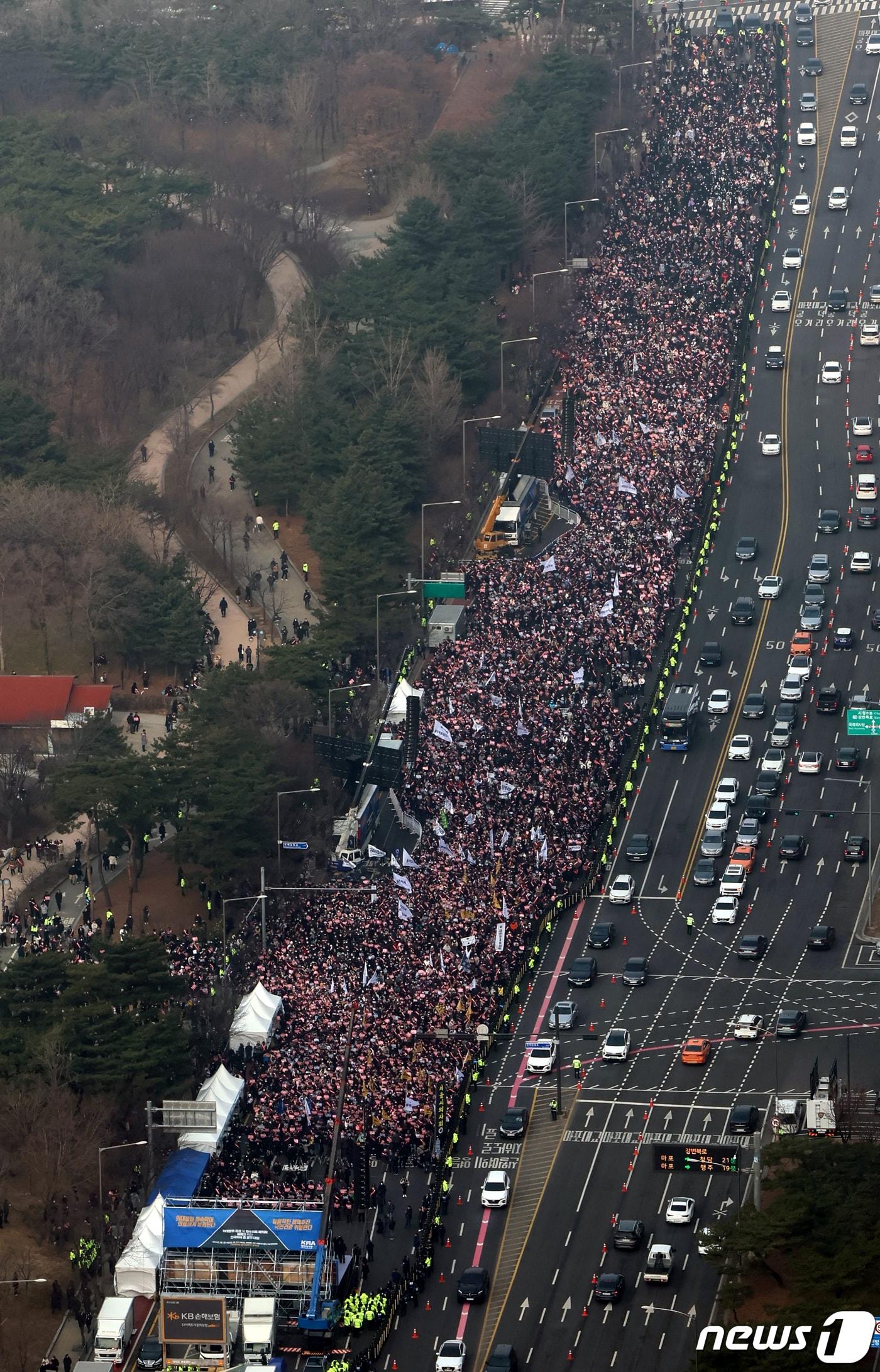 3일 서울 영등포구 여의대로에서 &#39;의대정원 증원 및 필수의료 패키지 저지를 위한 전국 의사 총궐기 대회&#39;가 열리고 있다.  2024.3.3/뉴스1 ⓒ News1 김도우 기자