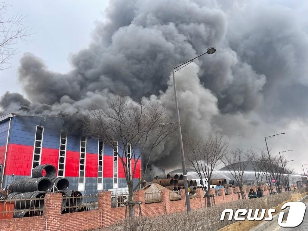 화성 철강공장 화재&#40;독자제공&#41;/뉴스1