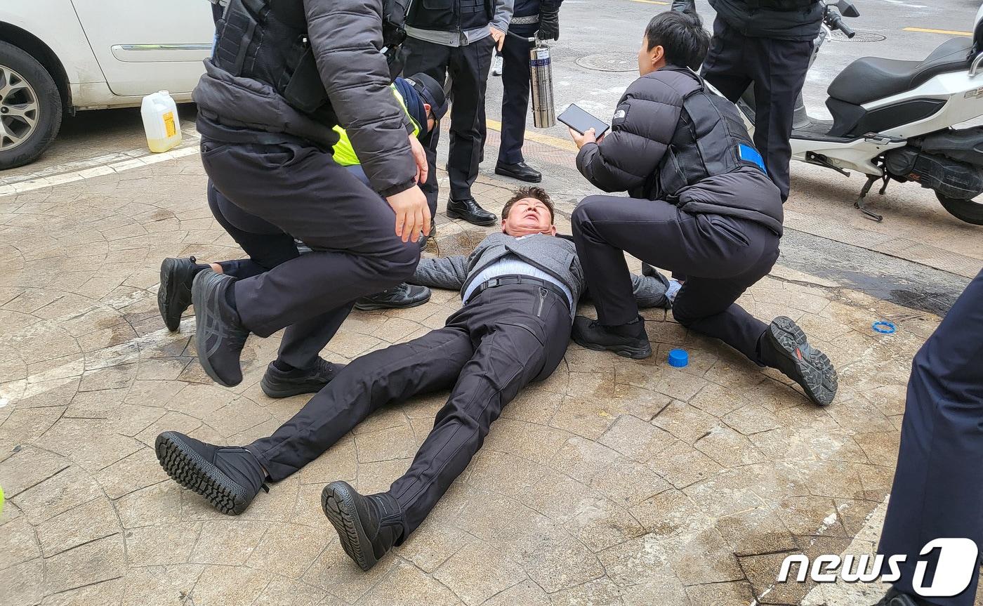 장일 전 국민의힘 서울 노원을 당협위원장이 3일 서울 여의도 중앙당사 앞에서 공천심사 결과에 반발해 자신의 몸에 휘발유를 뿌리고 분신을 시도하는 소동을 벌였다. 서울 영등포경찰서는 즉각 장 전 위원장을 제지하고 방화미수 혐의로 현행범 체포했다. 2024.3.3/뉴스1 ⓒ News1 이비슬 기자,이동해 기자