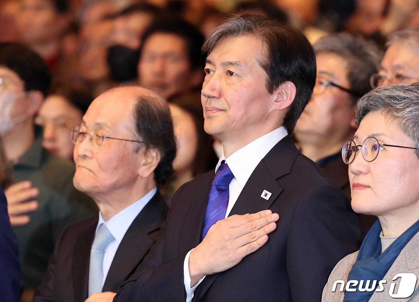 조국 전 법무부 장관이 3일 경기 고양시 킨텍스에서 열린 조국혁신당 창당 대회에서 국기에 대한 경례를 하고 있다. 2024.3.3/뉴스1 ⓒ News1 김성진 기자