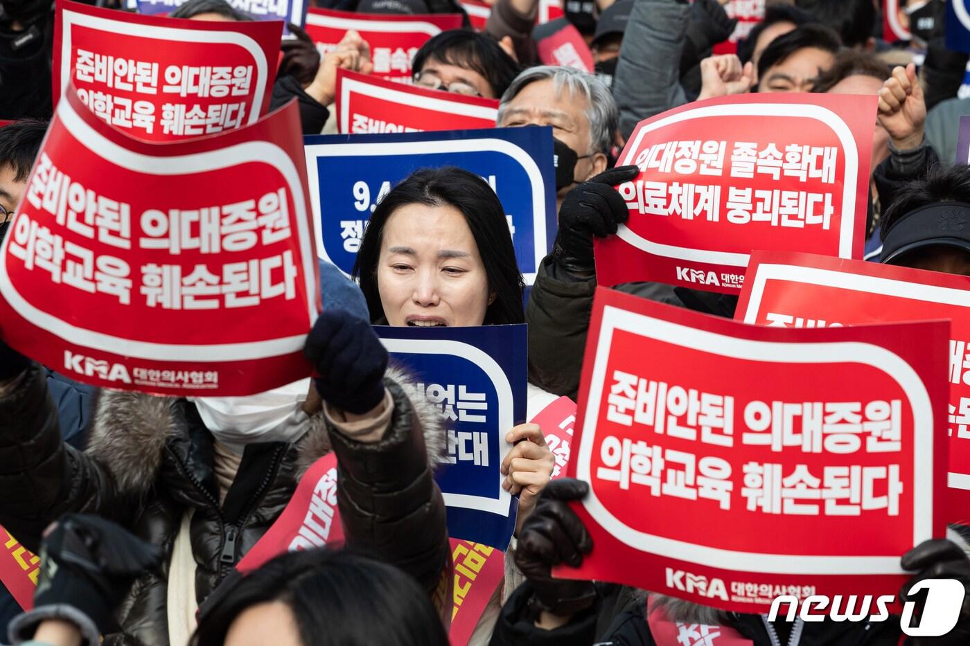 3일 서울 영등포구 여의대로에서 열린 &#39;의대정원 증원 및 필수의료 패키지 저지를 위한 전국 의사 총궐기 대회&#39;에서 참석자들이 구호를 외치고 있다. 2024.3.3/뉴스1 ⓒ News1 유승관 기자