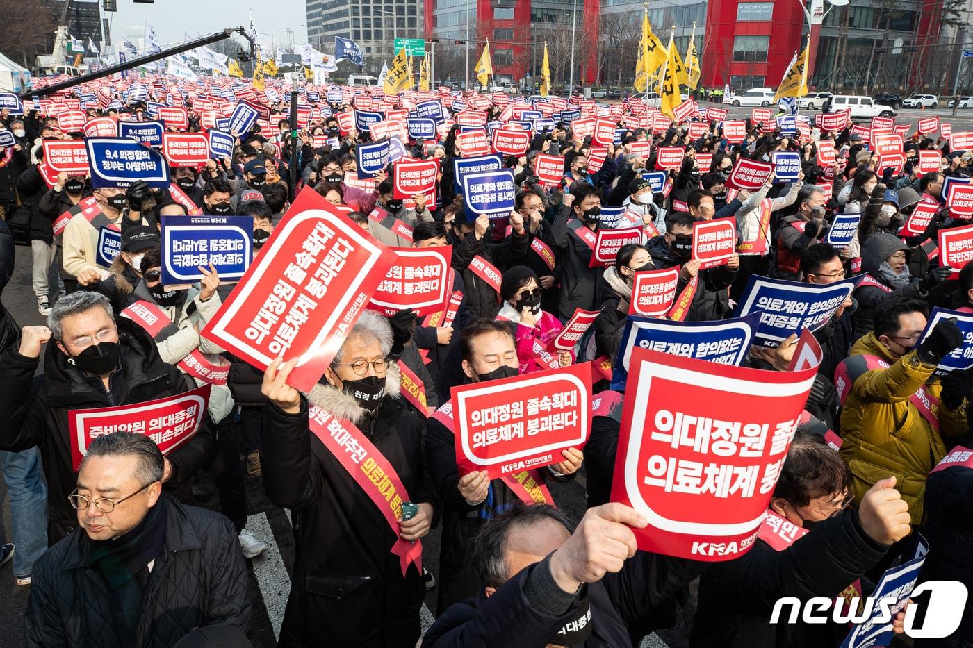 지난 3일 서울 영등포구 여의대로에서 열린 &#39;의대정원 증원 및 필수의료 패키지 저지를 위한 전국 의사 총궐기 대회&#39;에서 참석자들이 구호를 외치고 있다. 2024.3.3/뉴스1 ⓒ News1 유승관 기자